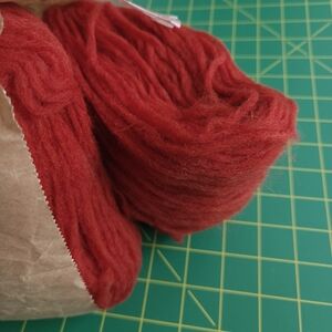 Höner och Eir Nutiden Red Swedish Wool Pre-Yarn
